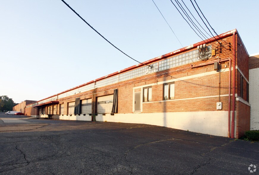 More Photos Of 500 W Main St, Alliance Warehouse For Lease