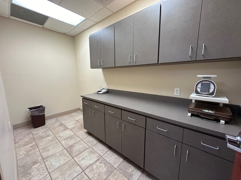More Photos Of 6314 Kingspointe Pky, Orlando Light Distribution For Lease