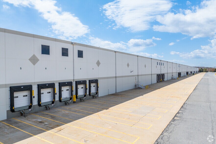 More Photos Of 8400 Industrial Blvd W, Breinigsville Distribution For Lease