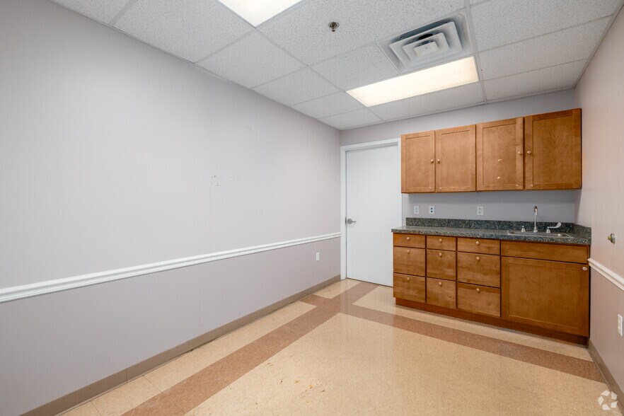 More Photos Of 680 Broadway, Paterson Unknown For Lease