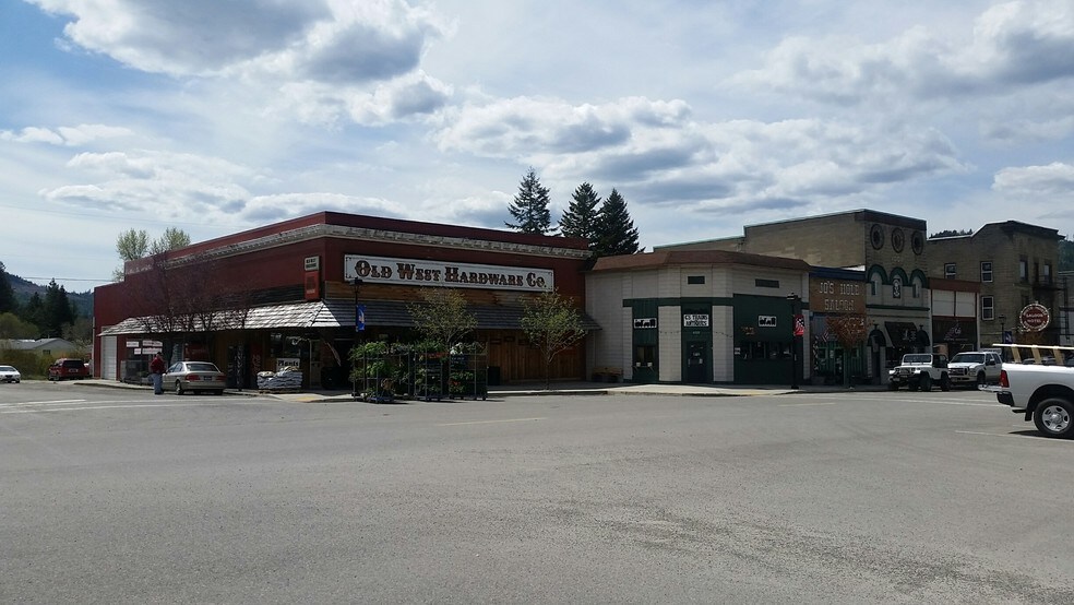 More Photos Of 6210 W Maine St, Spirit Lake Freestanding For Lease