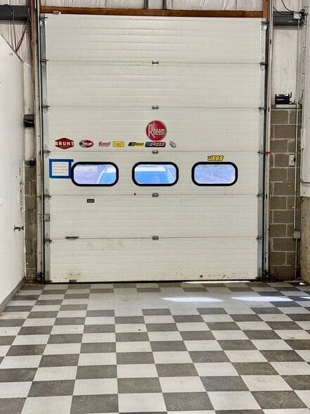 More Photos Of 160 S Turnpike Rd, Wallingford Light Distribution For Lease