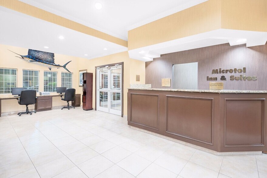 More Photos Of 355 E Goodnight Ave, Aransas Pass Hotel For Sale