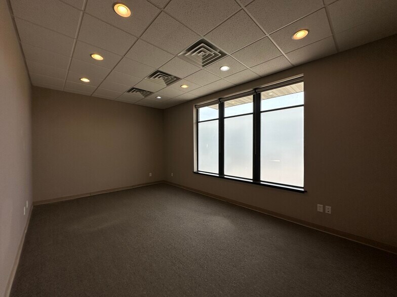 More Photos Of 673 Westbury Dr, Iowa City Storefront Retail Office For Sale