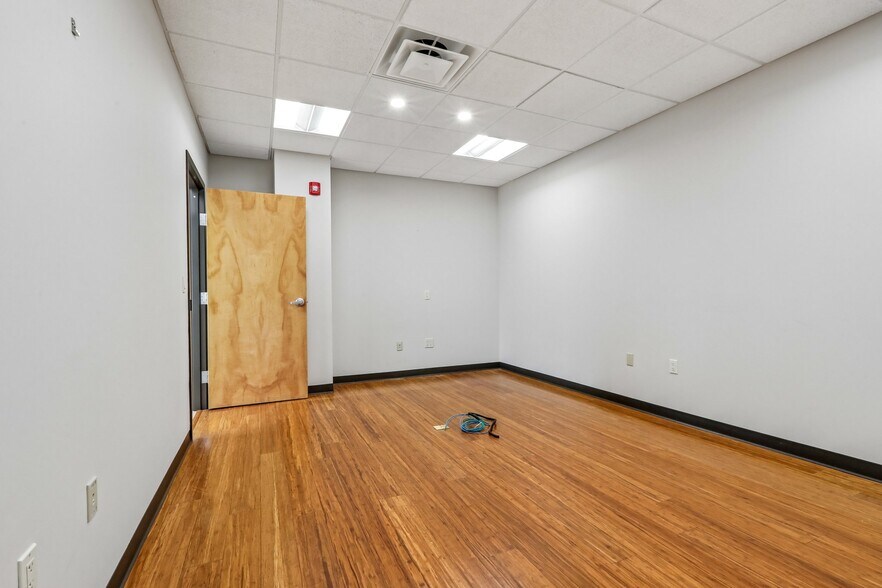 More Photos Of 92 Union Ave, Cresskill Office For Sale