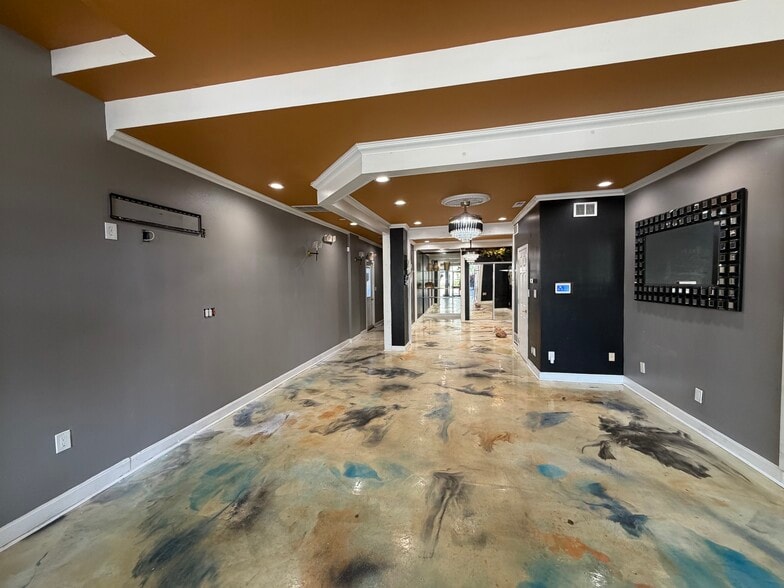 More Photos Of 2214 W Market St, Louisville Storefront Retail Residential For Lease