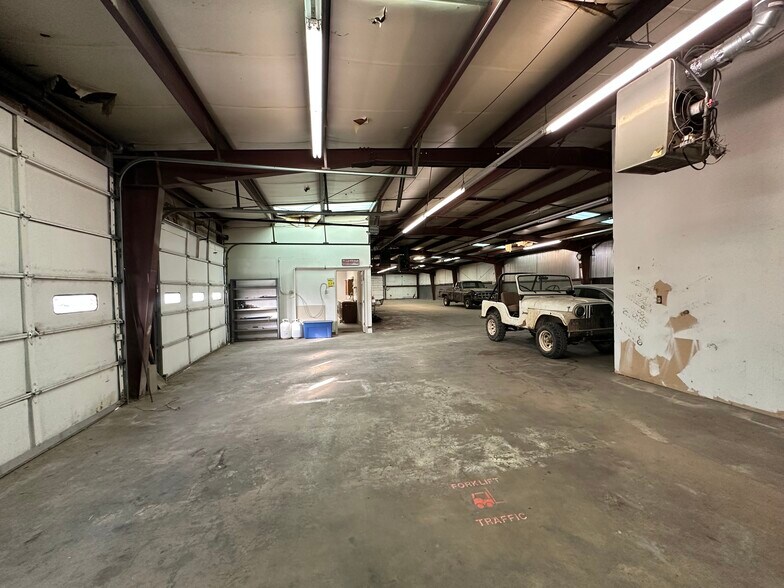 More Photos Of 8189 E 44th St, Tulsa Manufacturing For Lease