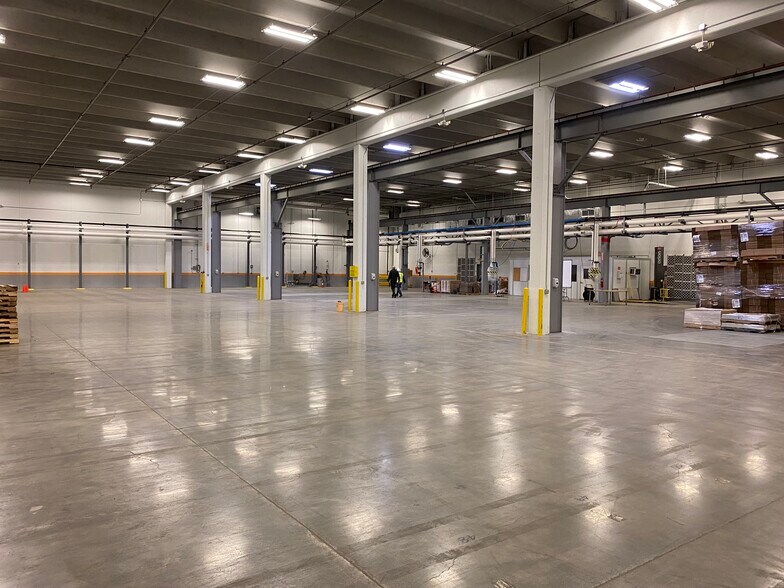 More Photos Of 411 Brooke Rd, Winchester Warehouse For Lease