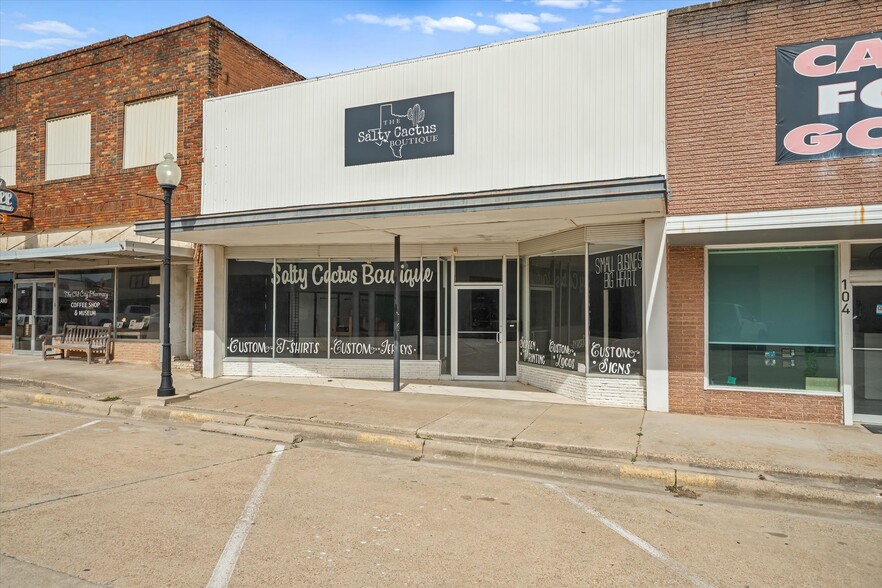 Primary Photo Of 110 W Frank St, Grand Saline General Retail For Sale