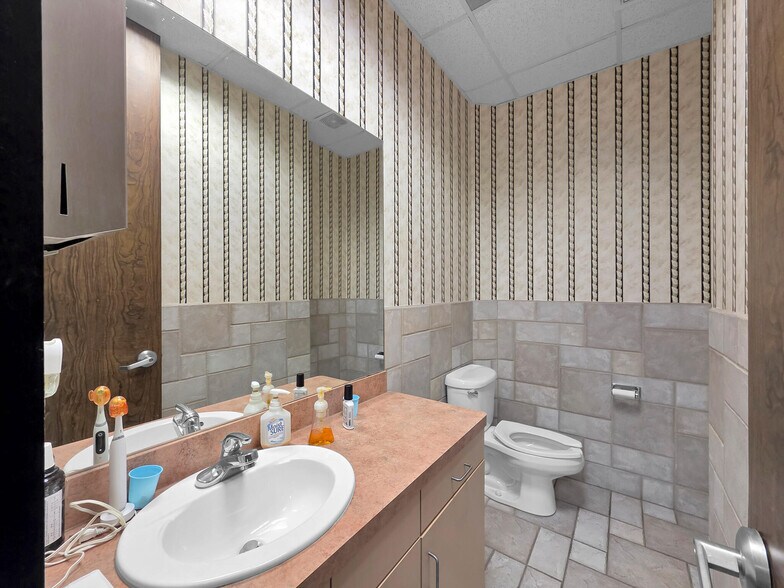 More Photos Of 6429 Fairmont Pky, Pasadena Office For Sale