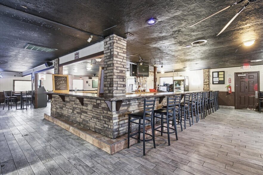 More Photos Of 1131 Cradduck Rd, Ada Bar For Sale