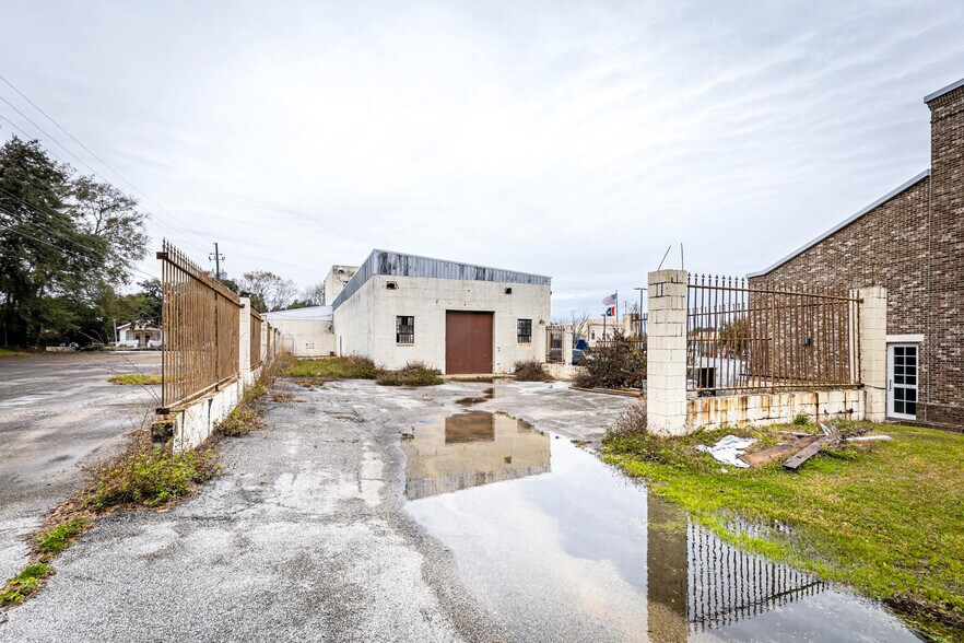 More Photos Of 4914 Main St, Moss Point Storefront For Sale