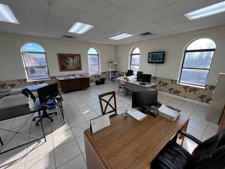 More Photos Of 28 Veterans Memorial Pky, Lanett Office For Lease