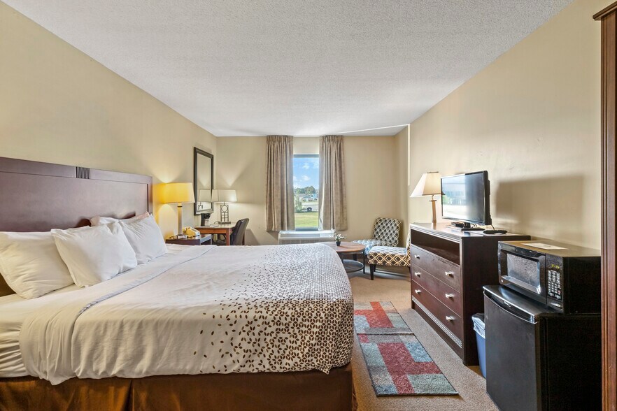 More Photos Of 30 Colonial Ave, Colonial Beach Hotel For Sale