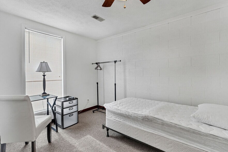 More Photos Of 973 W Main St, Abingdon Specialty For Sale