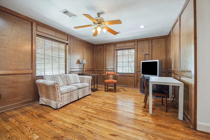 More Photos Of 5135 Edloe St, Houston Office Residential For Sale
