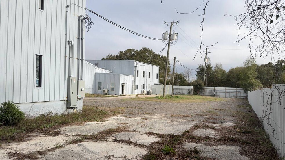More Photos Of 2800 Delano St, Pensacola Warehouse For Lease