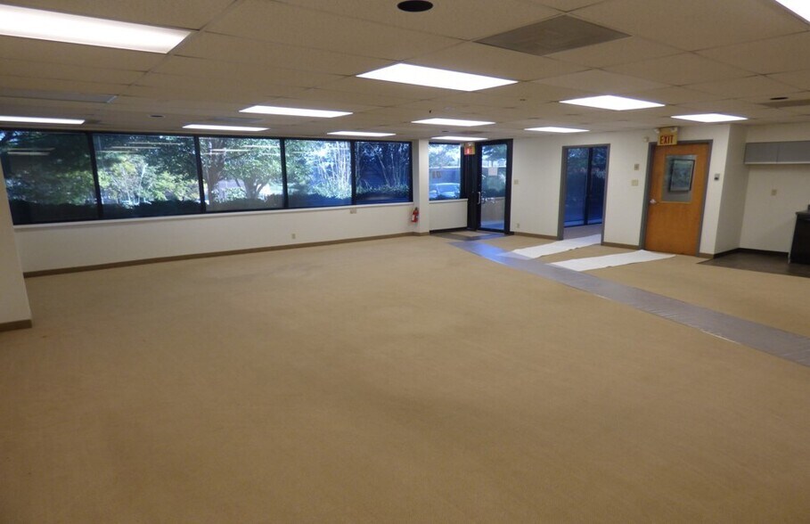 More Photos Of 27 Hollenberg Ct, Bridgeton Flex For Lease