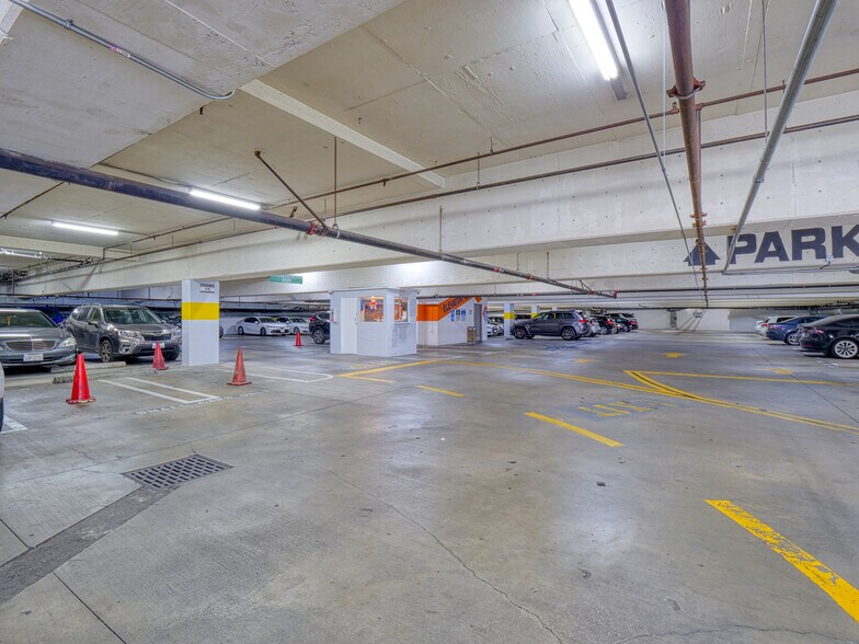 More Photos Of 15928 Ventura Blvd, Encino Storefront Retail Office For Lease