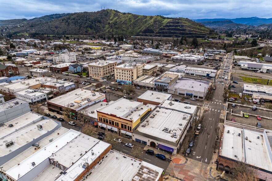More Photos Of 622-630 SE Jackson St, Roseburg Storefront For Sale