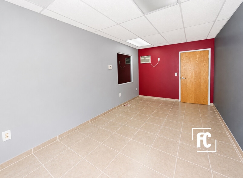 More Photos Of 450-494 NW Lake Whitney Pl, Port Saint Lucie Warehouse For Sale
