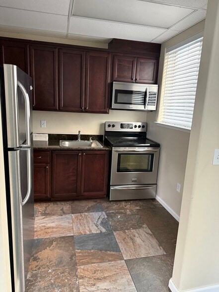 More Photos Of 5220 Neroly Rd, Oakley Self Storage For Lease