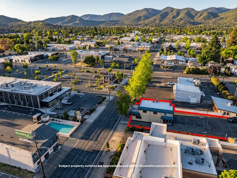More Photos Of 735 SE 7th St, Grants Pass Office For Sale