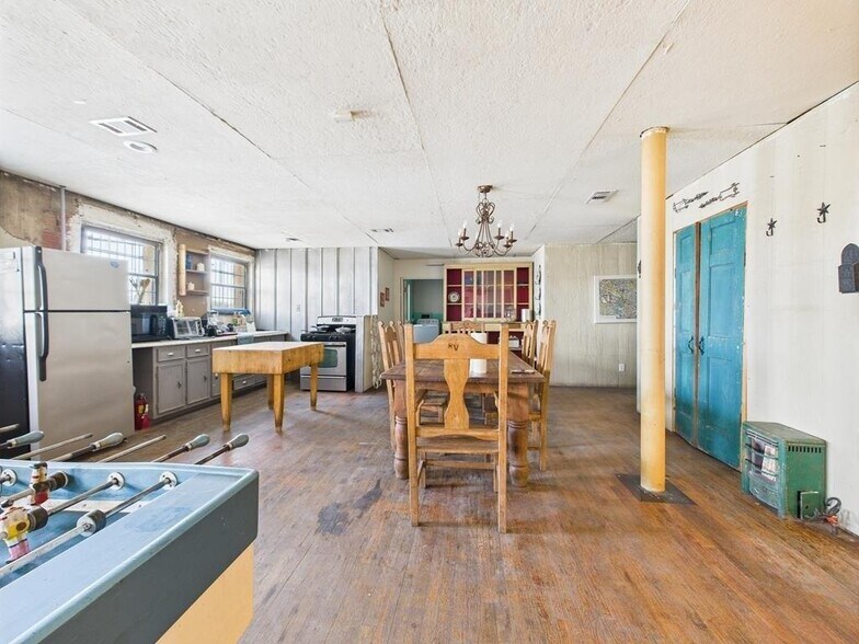 More Photos Of 236 S Oak St, Pecos Storefront For Sale