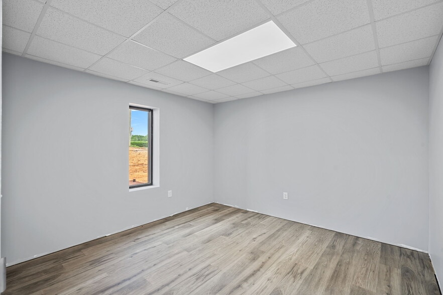 More Photos Of 115 Overhill Dr, Mooresville Warehouse For Lease