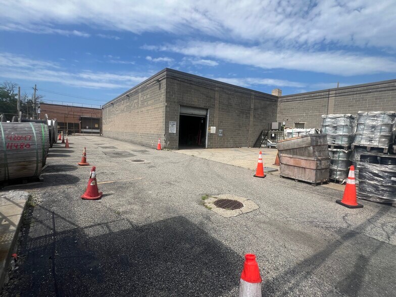 More Photos Of 550 Brush Ave NW, Bronx Warehouse For Lease