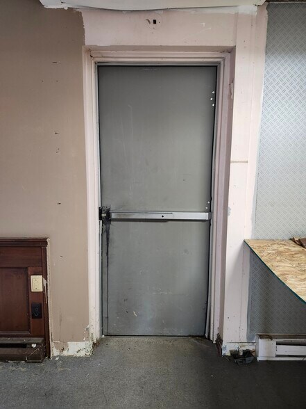 More Photos Of 1 Hiscott St, St Catharines Warehouse For Lease