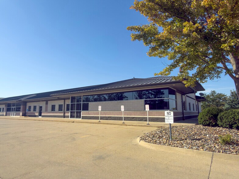 Primary Photo Of 231 NW School St, Ankeny Medical For Sale