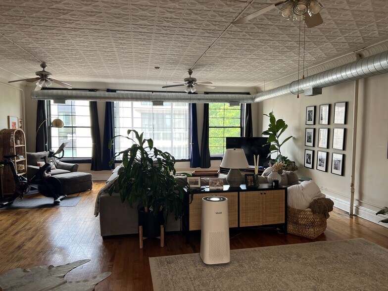 More Photos Of 1259 N milwaukee Ave, Chicago General Retail For Sale