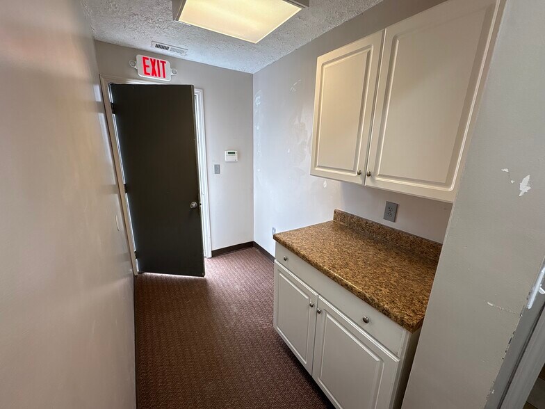 More Photos Of 703 Widewater Dr, Lafayette Warehouse For Lease