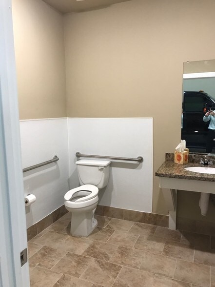 More Photos Of 5929 Bardet St, Pearland Warehouse For Lease