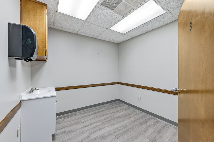 More Photos Of 2110 Hartford Rd, Hampton Medical For Lease