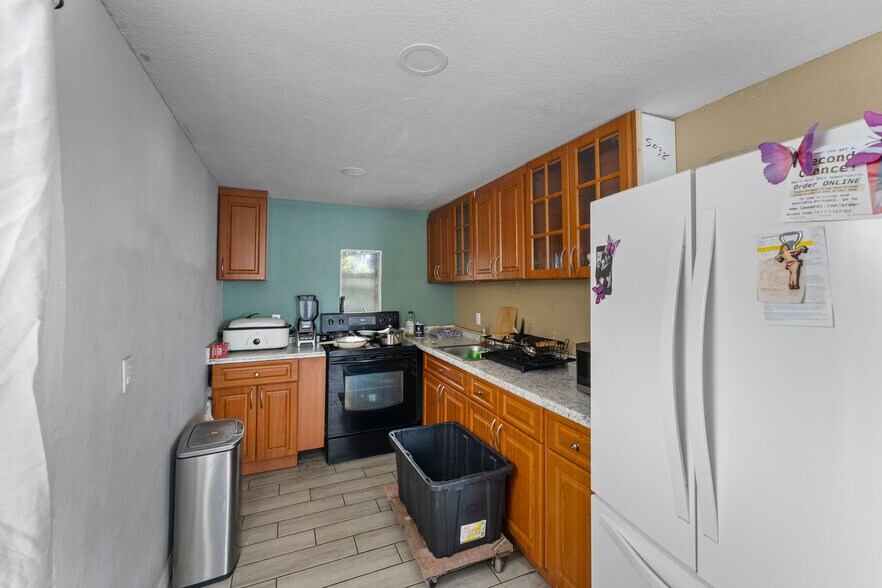 More Photos Of 5712 15th St, Bradenton Auto Dealership For Sale