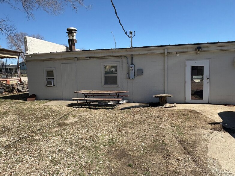 More Photos Of 833 Nemaha St, Humboldt Freestanding For Sale