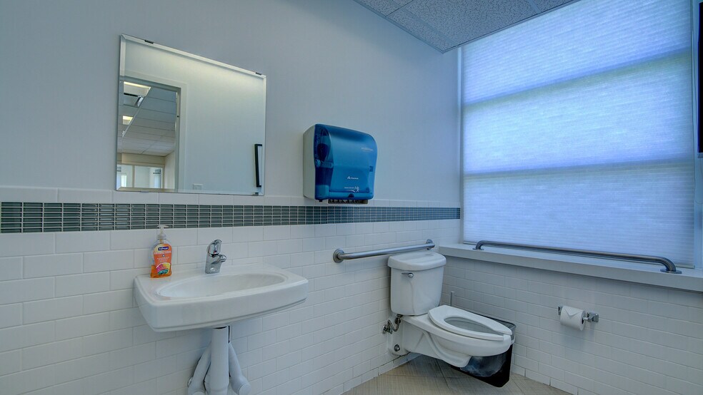More Photos Of 2 Kings Hwy, Middletown Medical For Lease