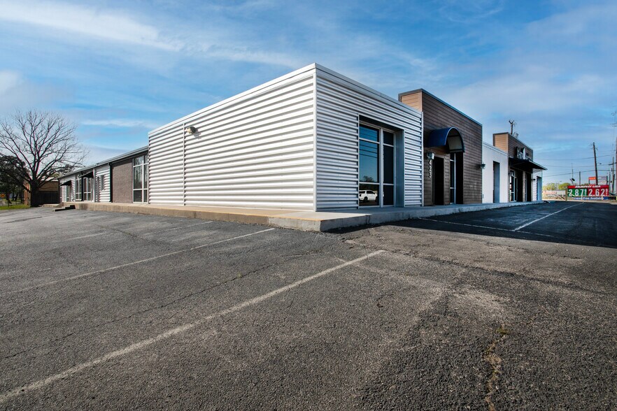 More Photos Of 415 Beckham Ave, Tyler Storefront For Sale
