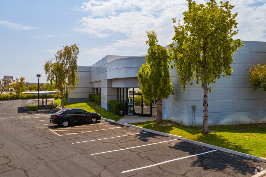More Photos Of 10220 S 51st St, Phoenix Research And Development For Lease