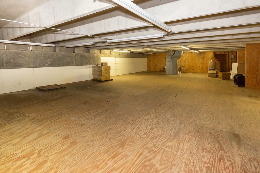 More Photos Of 8901 Washington St, Kansas City Showroom For Sale