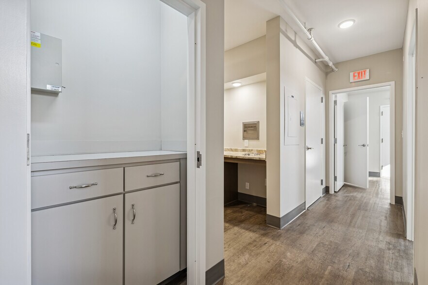 More Photos Of 1832 Memorial Dr, Clarksville Medical For Lease