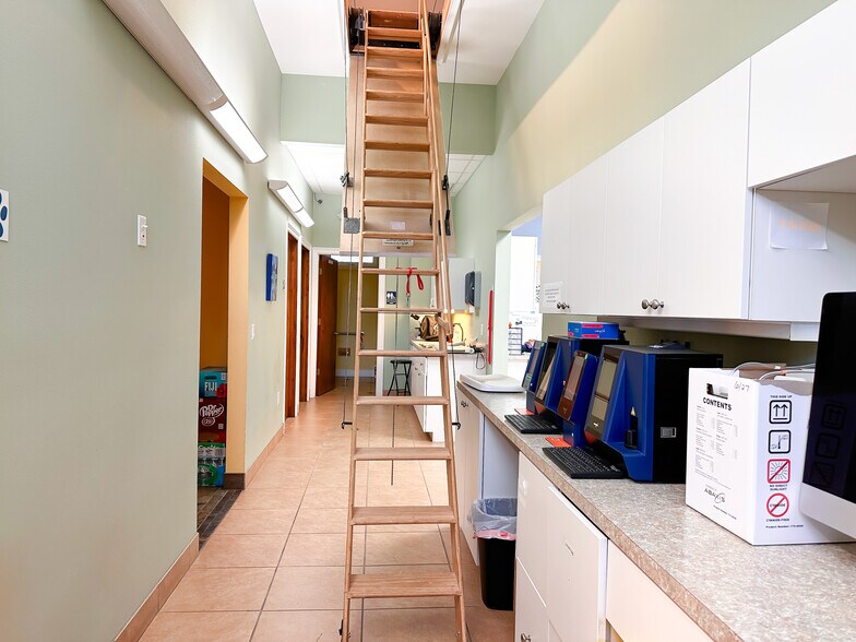 More Photos Of 6580 69th St, Vero Beach Veterinarian Kennel For Sale