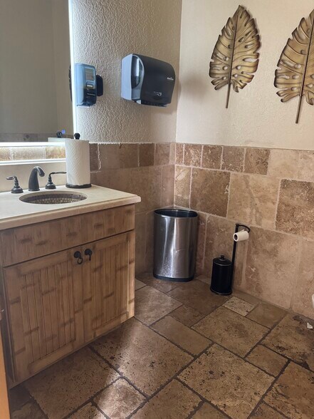 More Photos Of 1001 Manatee Ave, Bradenton Storefront Retail Office For Sale