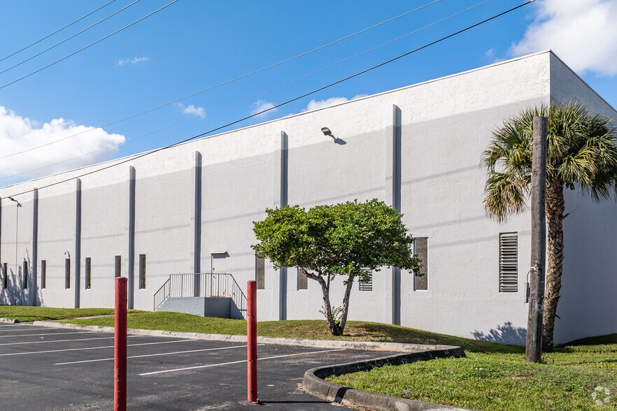 More Photos Of 7950-7966 NW 14th St, Miami Unknown For Lease
