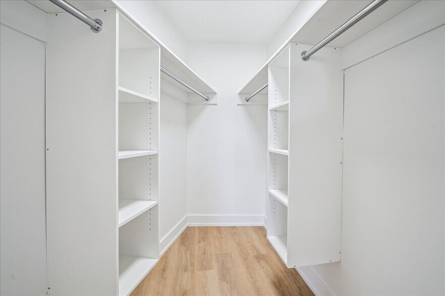 More Photos Of 6 John St, Oakville Apartments For Lease