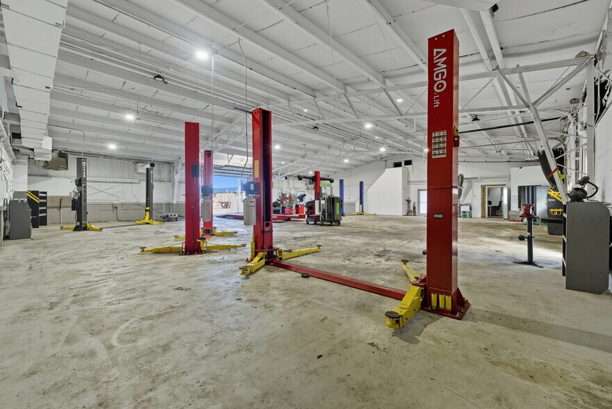 More Photos Of 801 W Grant Hwy, Marengo Showroom For Lease