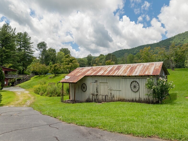 More Photos Of 8826 Boylston Hwy, Mills River Flex For Sale