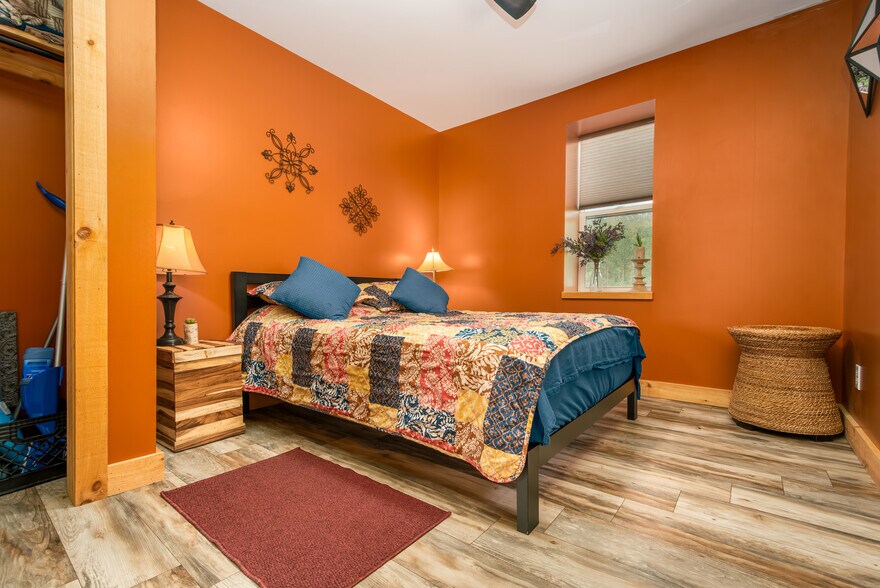 More Photos Of 541 Spruce St, Thomas Flex For Sale